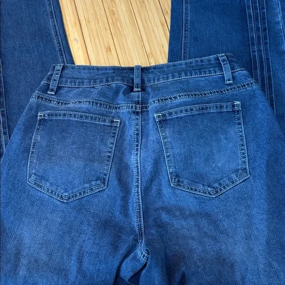 Mid wash pleat and cuff accent jeans. Size XS. NWT - Picture 11 of 12